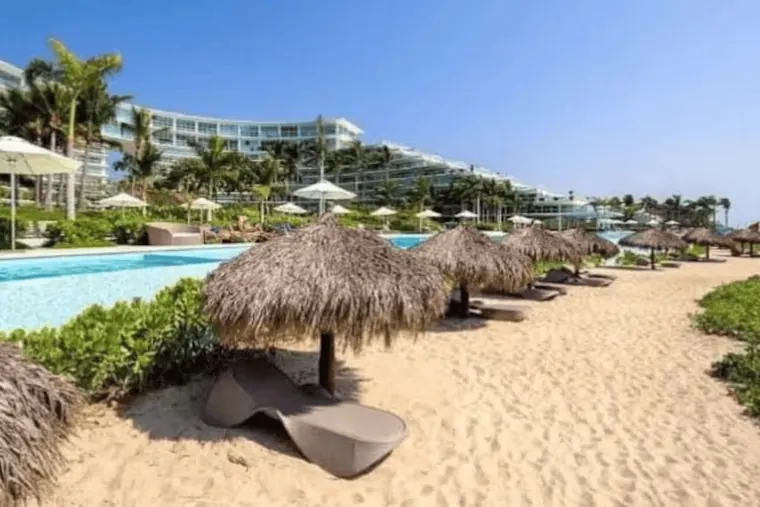 Playa con palapas en Nuevo Vallarta