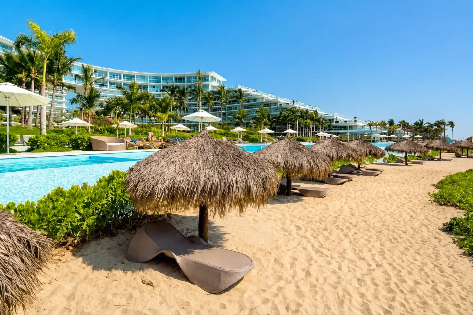 Playa privada con palapas