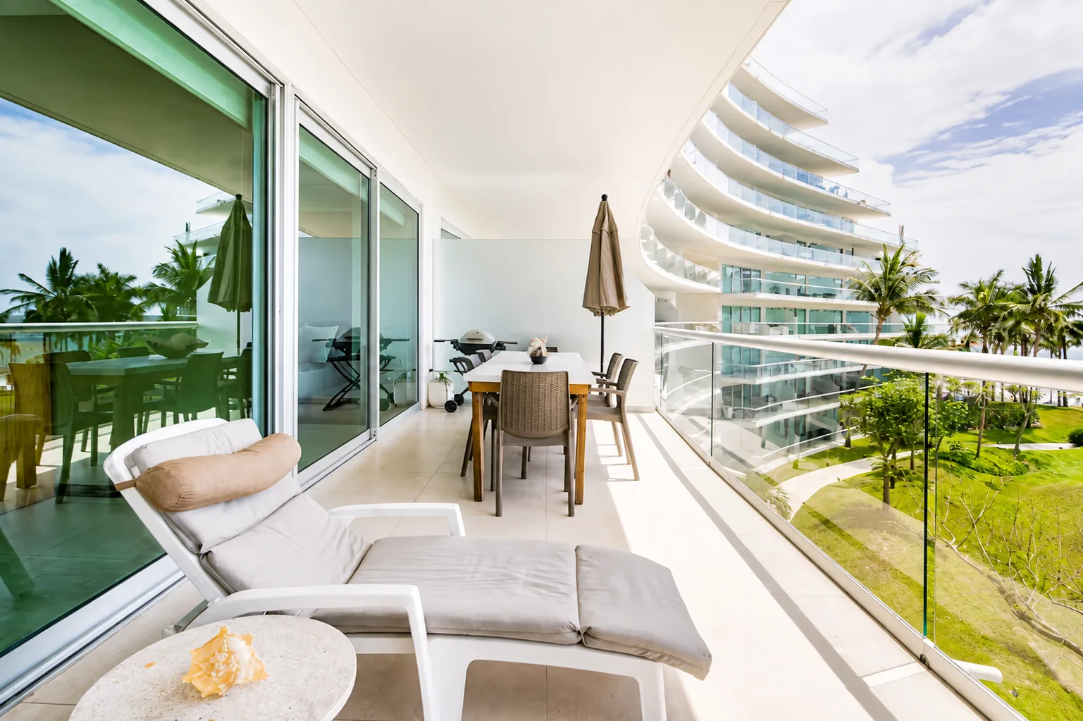Sunset Apartment — terraza al atardecer